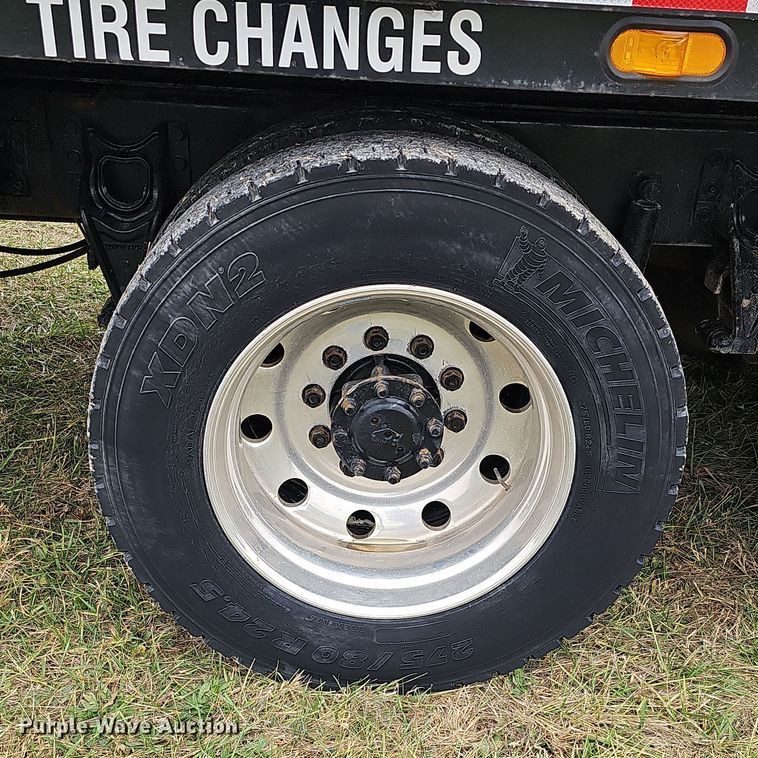 image for item NP9193 2001 International 4900  rollback truck