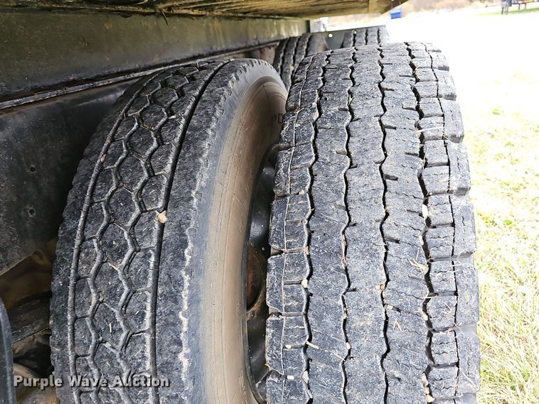 image for item NP9193 2001 International 4900  rollback truck