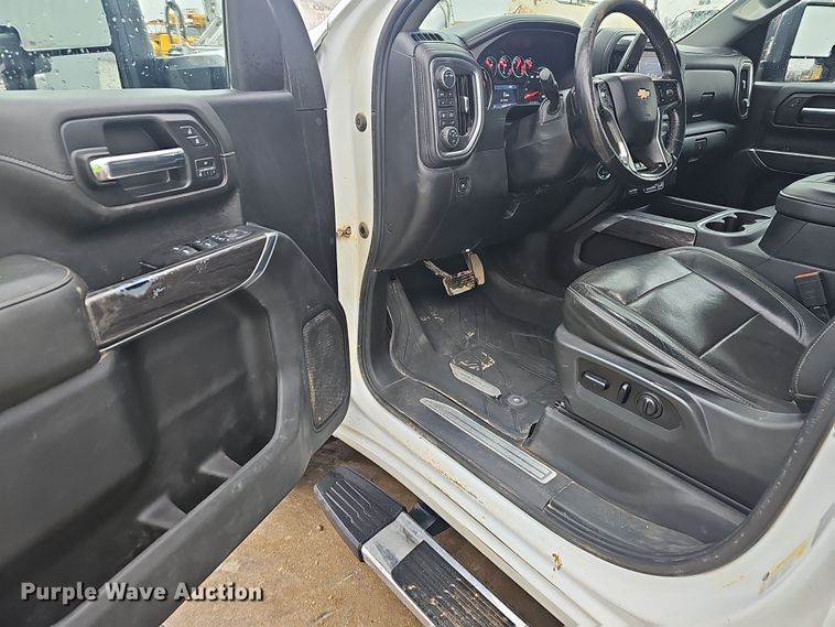 image for item NP9256 2020 Chevrolet Silverado 2500HD  Crew Cab pickup truck