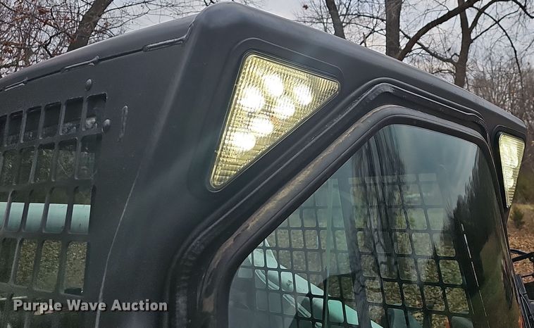 image for item NP9279 2003 Bobcat S250  skid steer loader