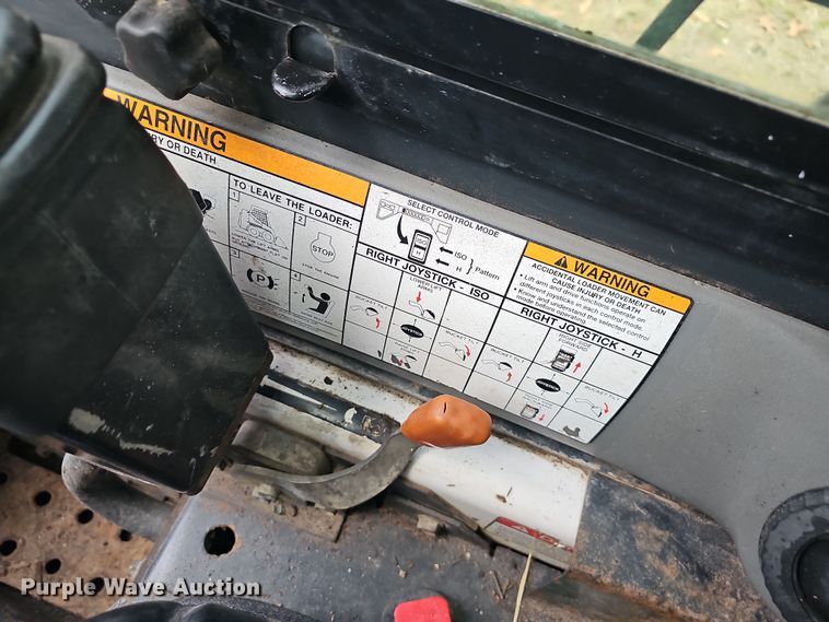 image for item NP9279 2003 Bobcat S250  skid steer loader