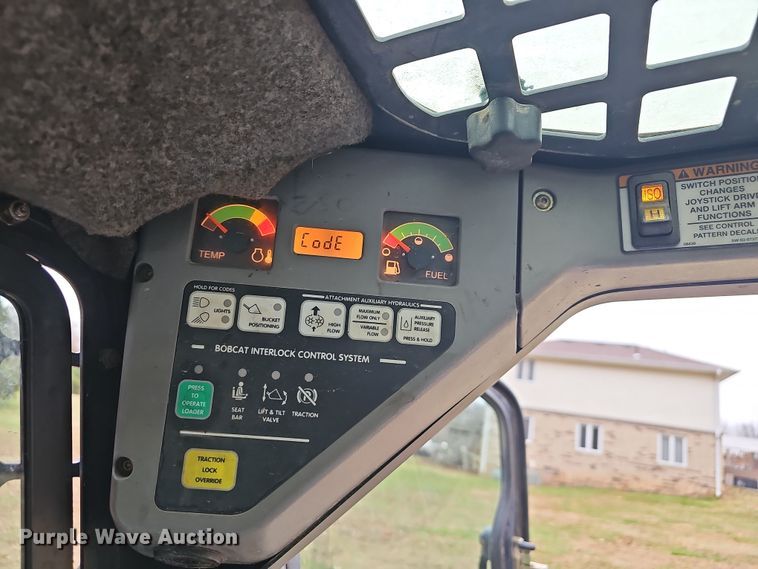 image for item NP9279 2003 Bobcat S250  skid steer loader