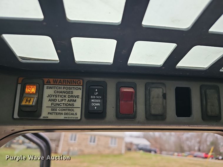 image for item NP9279 2003 Bobcat S250  skid steer loader