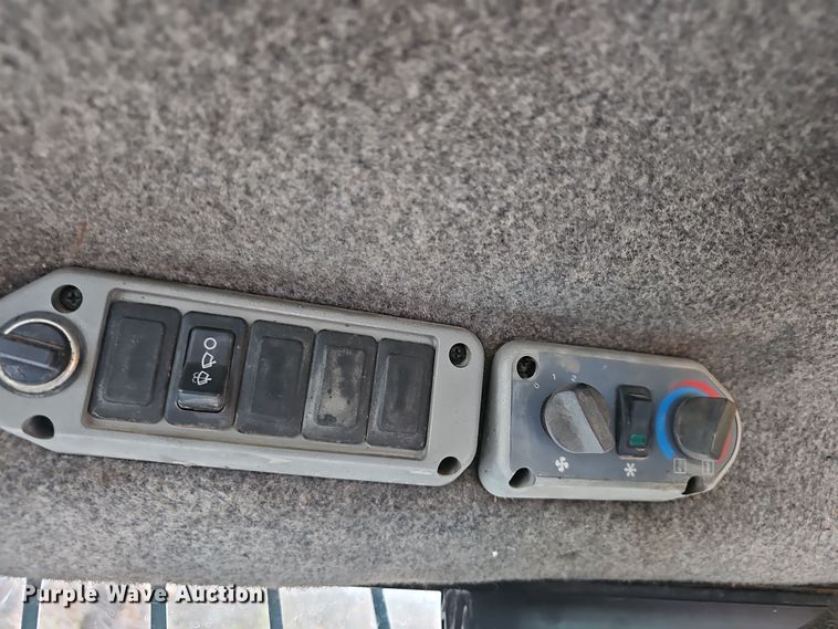 image for item NP9279 2003 Bobcat S250  skid steer loader