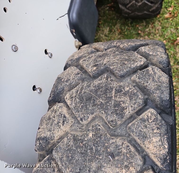 image for item NP9279 2003 Bobcat S250  skid steer loader