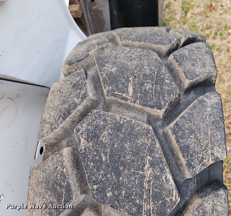 image for item NP9279 2003 Bobcat S250  skid steer loader