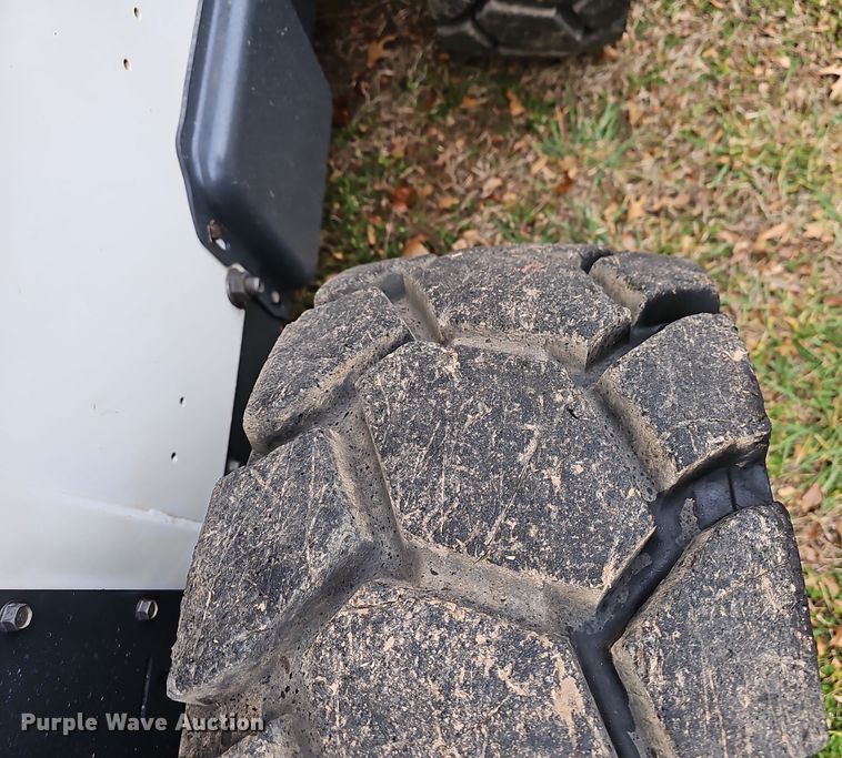 image for item NP9279 2003 Bobcat S250  skid steer loader