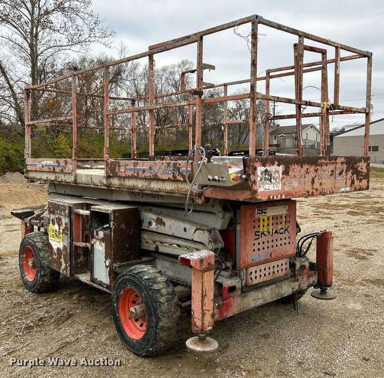 image for item NR9477 1999 Skyjack SJ8831A  scissor lift