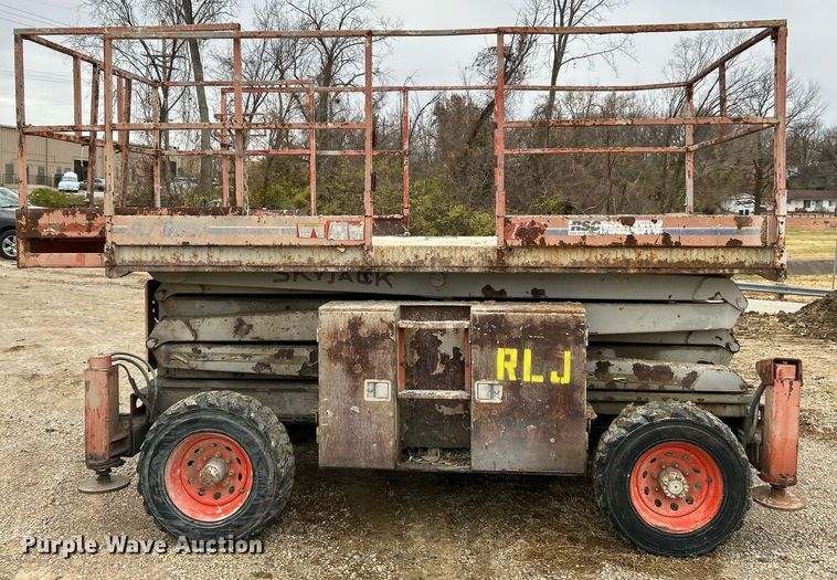 image for item NR9477 1999 Skyjack SJ8831A  scissor lift