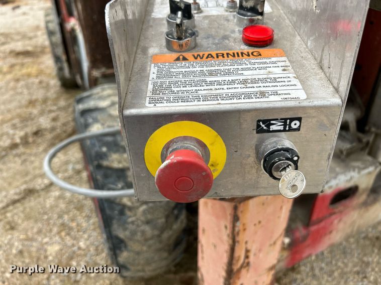 image for item NR9477 1999 Skyjack SJ8831A  scissor lift