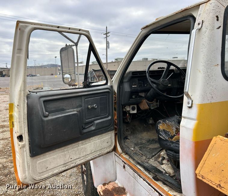 image for item NR9478 1986 Ford F600  bucket truck