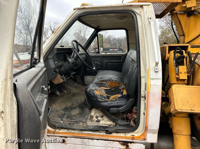 image for item NR9478 1986 Ford F600  bucket truck