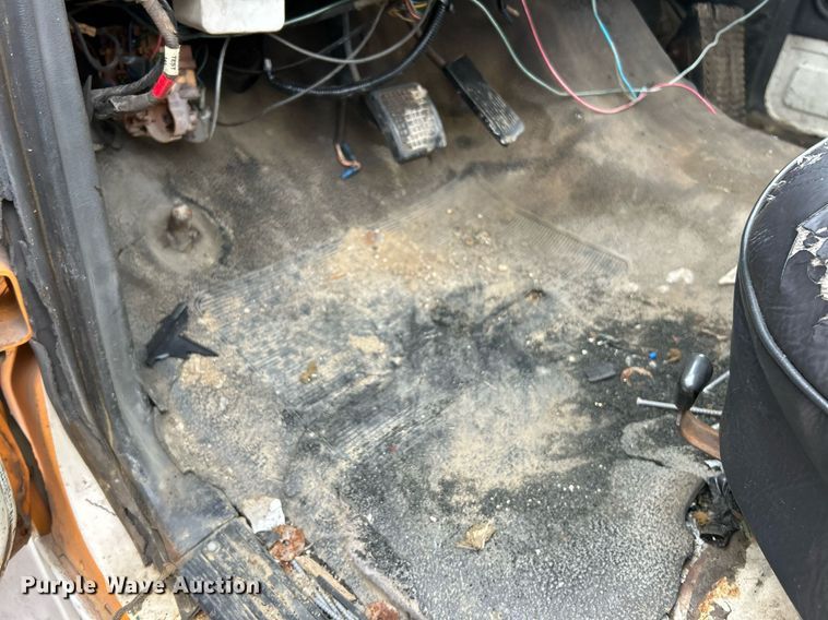 image for item NR9478 1986 Ford F600  bucket truck