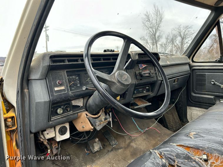 image for item NR9478 1986 Ford F600  bucket truck