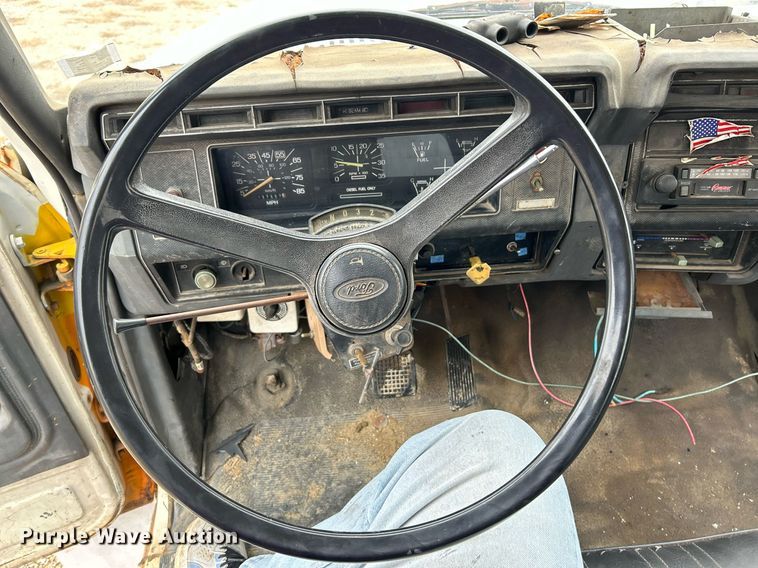 image for item NR9478 1986 Ford F600  bucket truck