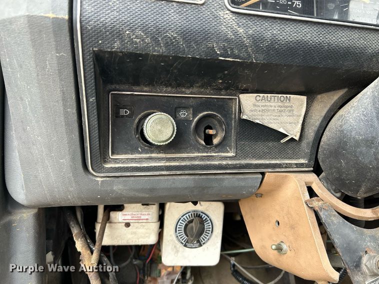 image for item NR9478 1986 Ford F600  bucket truck