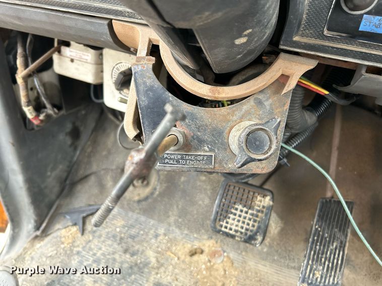 image for item NR9478 1986 Ford F600  bucket truck