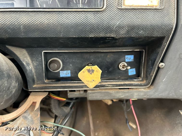 image for item NR9478 1986 Ford F600  bucket truck