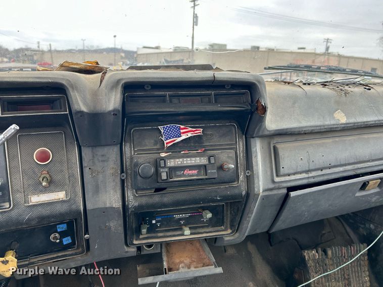 image for item NR9478 1986 Ford F600  bucket truck