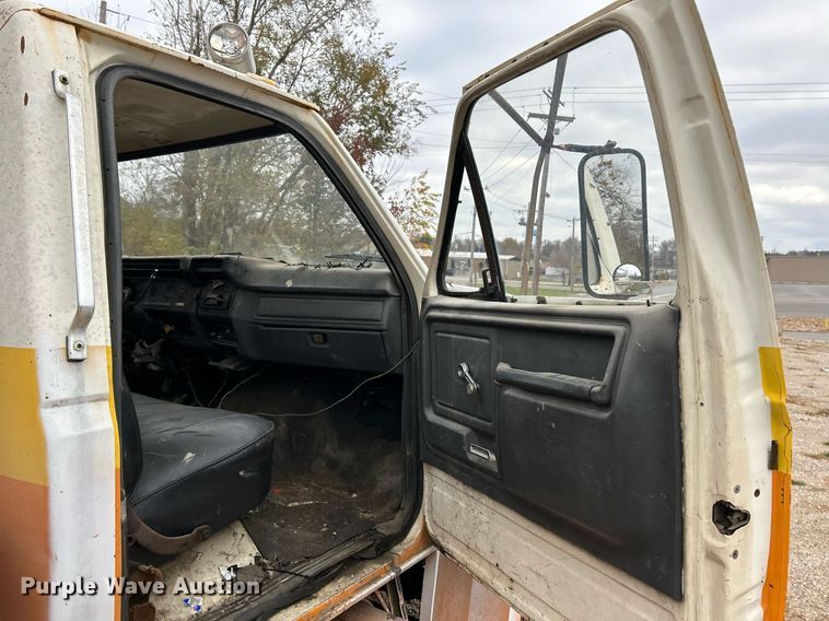 image for item NR9478 1986 Ford F600  bucket truck