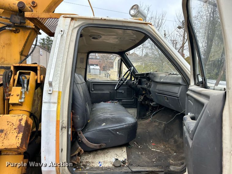 image for item NR9478 1986 Ford F600  bucket truck