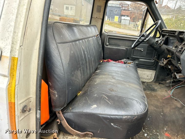 image for item NR9478 1986 Ford F600  bucket truck