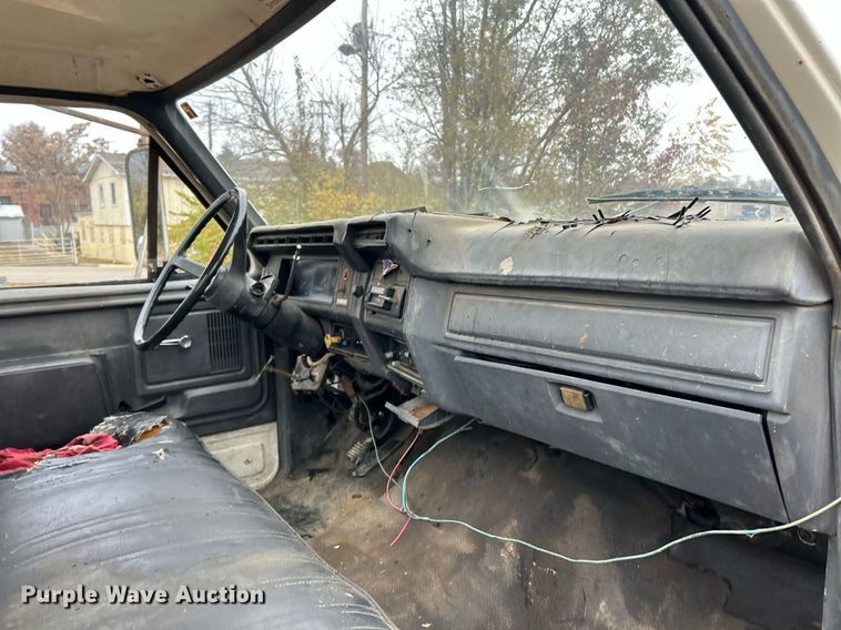 image for item NR9478 1986 Ford F600  bucket truck