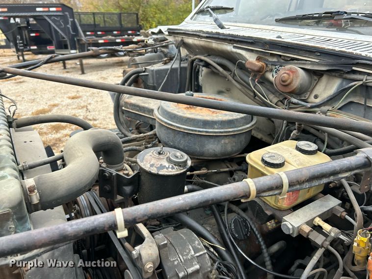 image for item NR9478 1986 Ford F600  bucket truck