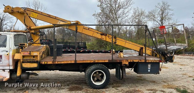 image for item NR9478 1986 Ford F600  bucket truck