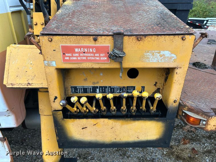 image for item NR9478 1986 Ford F600  bucket truck