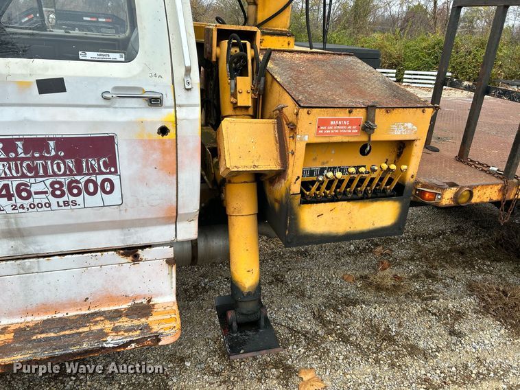 image for item NR9478 1986 Ford F600  bucket truck