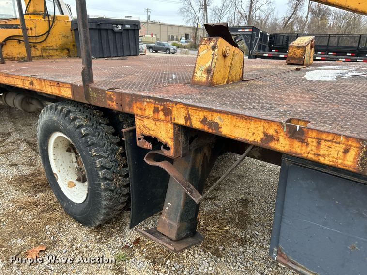 image for item NR9478 1986 Ford F600  bucket truck