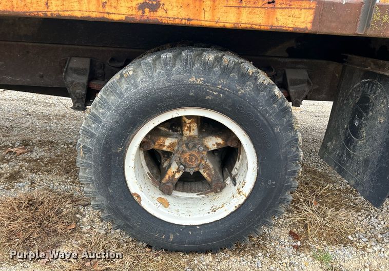 image for item NR9478 1986 Ford F600  bucket truck