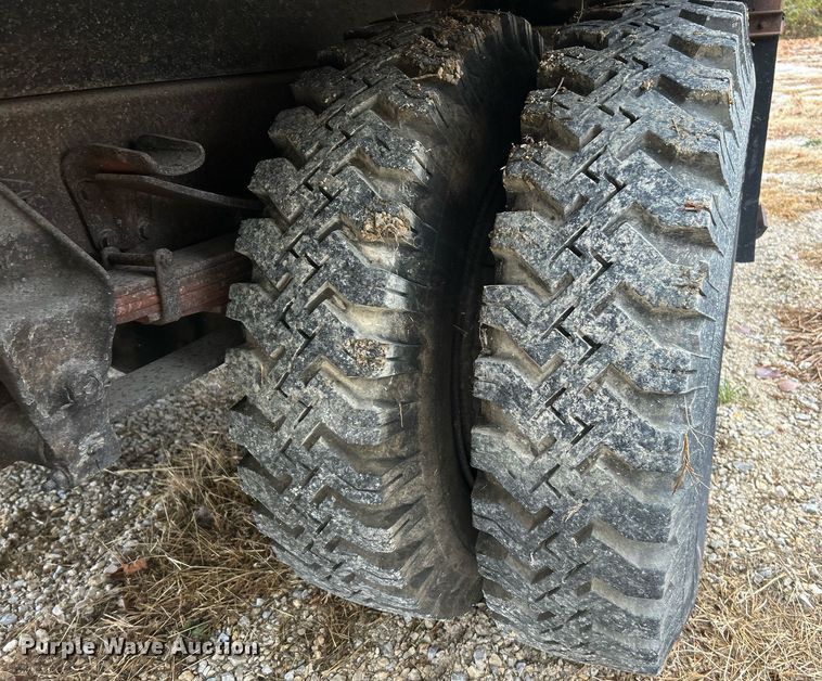 image for item NR9478 1986 Ford F600  bucket truck