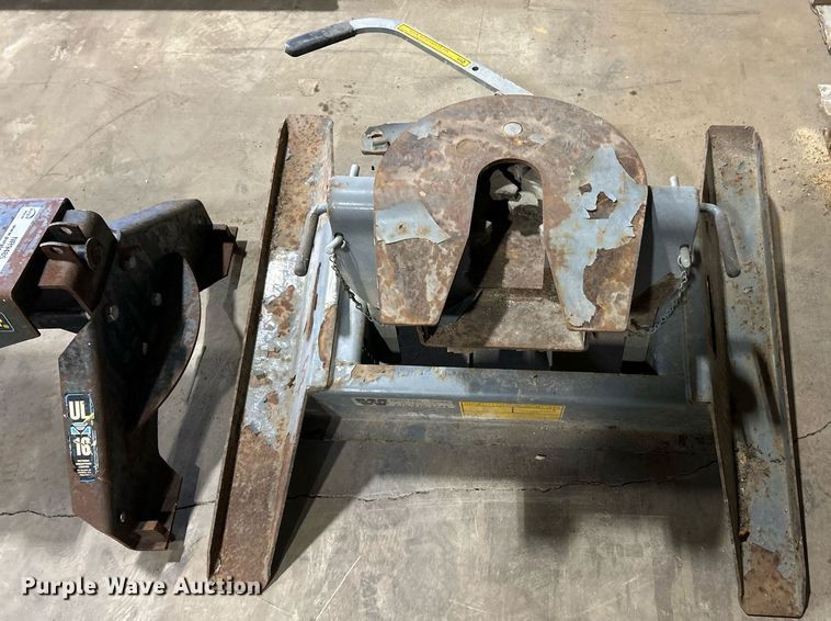 image for item NR9485 (2) 5th wheel hitches