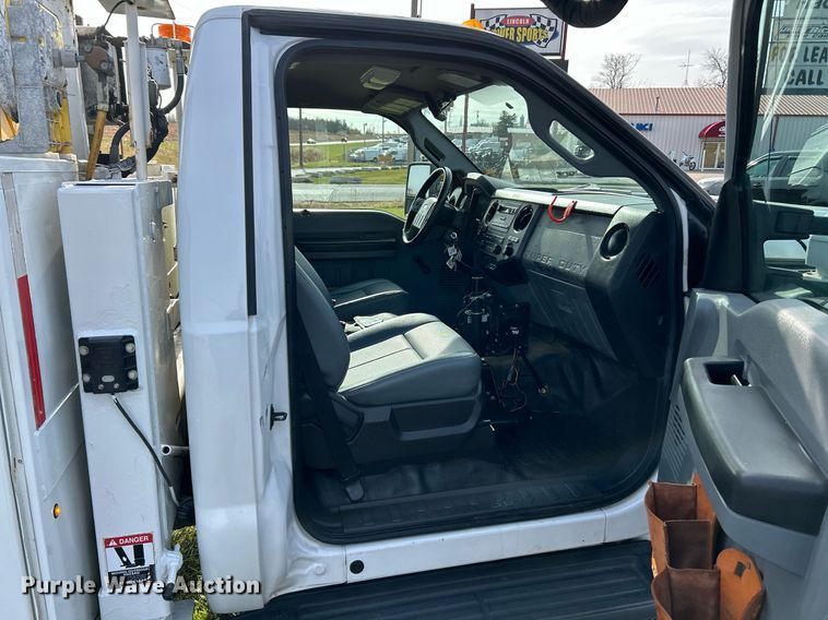 image for item NR9495 2016 Ford F550 Super Duty  bucket truck