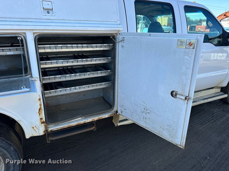 image for item NS9055 1999 Ford F450 Super Duty XLT  Crew Cab utility / service truck