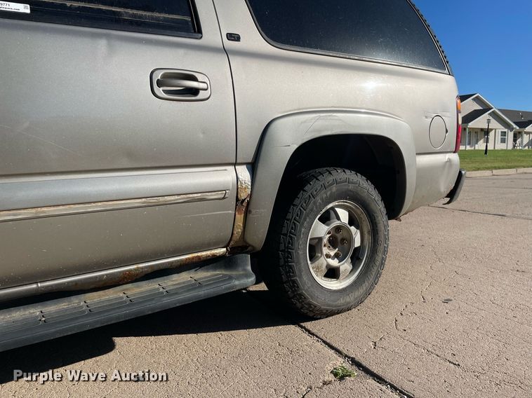 image for item NX9771 2001 Chevrolet Suburban  SUV