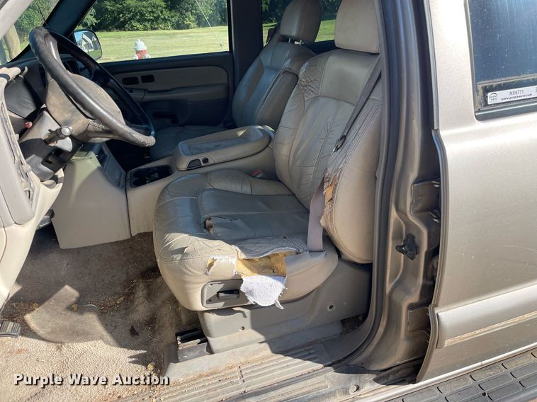 image for item NX9771 2001 Chevrolet Suburban  SUV