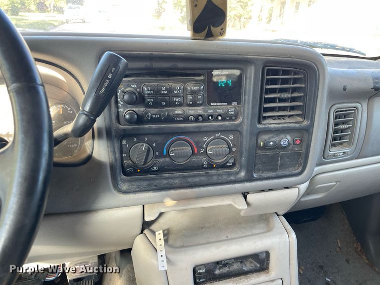 image for item NX9771 2001 Chevrolet Suburban  SUV