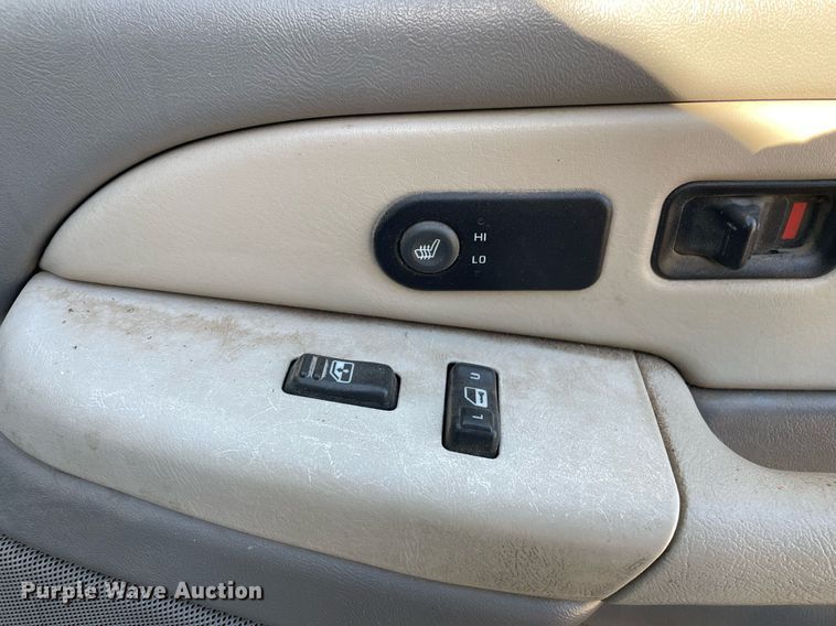 image for item NX9771 2001 Chevrolet Suburban  SUV