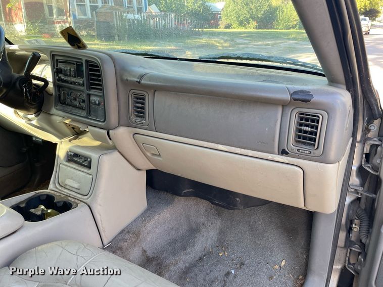 image for item NX9771 2001 Chevrolet Suburban  SUV