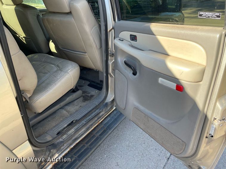 image for item NX9771 2001 Chevrolet Suburban  SUV