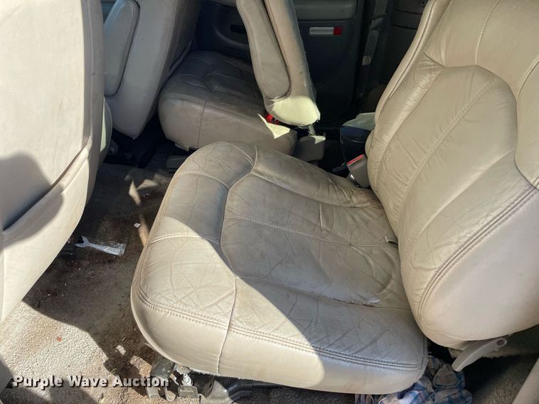 image for item NX9771 2001 Chevrolet Suburban  SUV