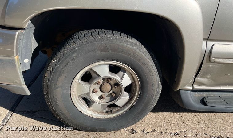 image for item NX9771 2001 Chevrolet Suburban  SUV