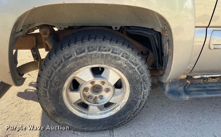 image for item NX9771 2001 Chevrolet Suburban  SUV