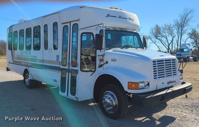 image for item OD9060 2002 International 3400  shuttle bus