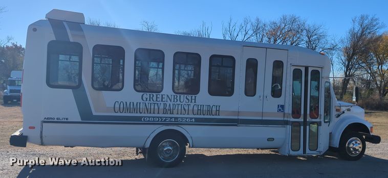 image for item OD9060 2002 International 3400  shuttle bus