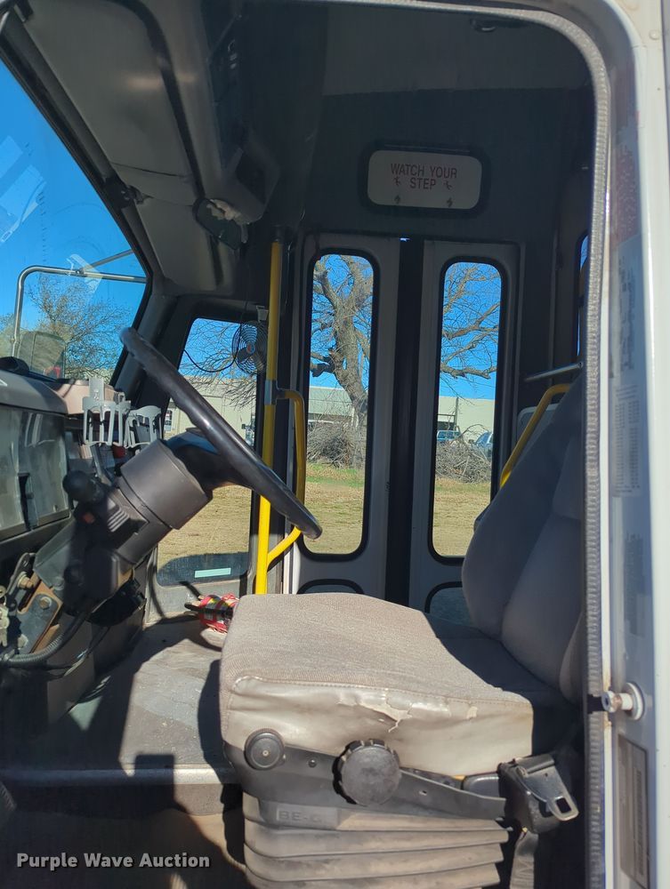 image for item OD9060 2002 International 3400  shuttle bus