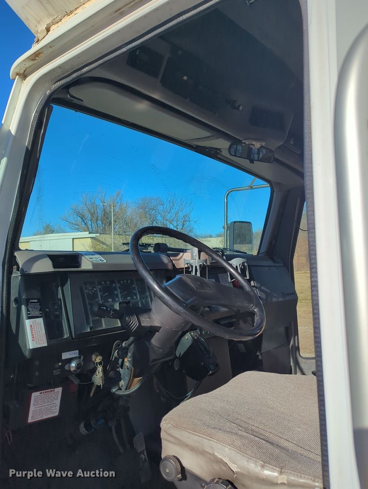 image for item OD9060 2002 International 3400  shuttle bus